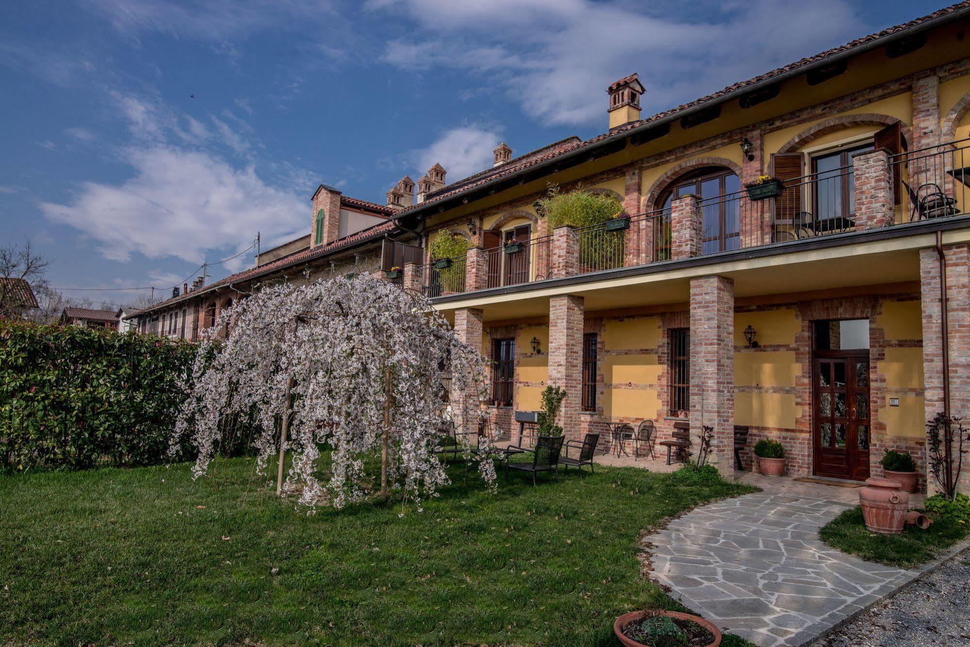 Cascina Rocca - Guest House Castiglione Falletto Exteriör bild